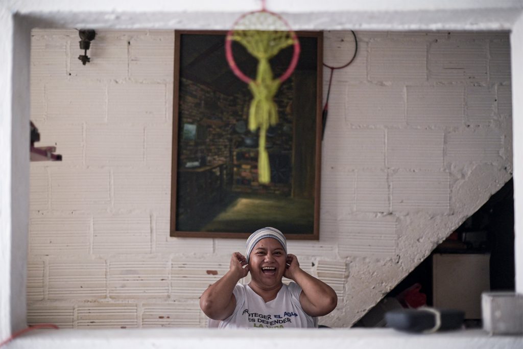 Marlén Arévalo ajusta su turbante en su casa en el departamento del Meta, antes de salir a ordeñar las cabras junto a su esposo Edgar. Foto: Natalia Pedraza Bravo.