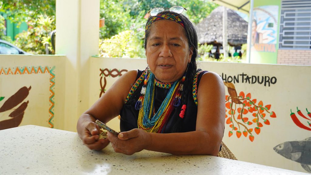 Waira Jacanamijoy ha sido promotora de Yachaicury, una escuela con un modelo indígena, para crear sentido de pertenencia en los jóvenes de la comunidad. Foto: Diana María Pachón.