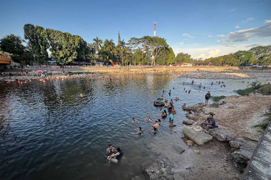 Domingo en el río Humadea, septiembre de 2024. Decenas de personas disfrutan del afluente que Marlen Arévalo y Edgar Cruz defienden. Foto: Natalia Pedraza Bravo.