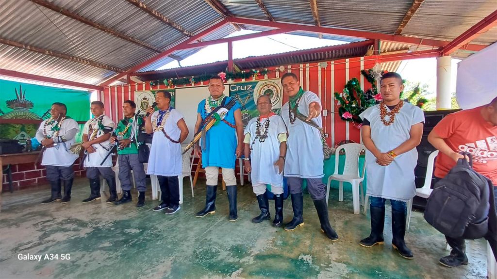 Autoridades ancestrales del pueblo Siona comparten saberes en un encuentro que honra la tradición, la palabra mayor y la protección del territorio desde la espiritualidad. Foto: Cortesía Pueblo Indígena Siona
