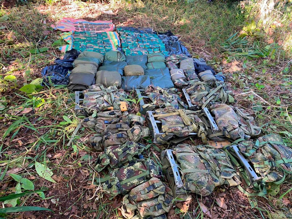 Durante un operativo en julio de 2024, tropas hallaron un depósito con explosivos, víveres y equipos de campaña camuflados, presuntamente utilizados por grupos armados ilegales. Foto: Cortesía Pueblo Indígena Siona