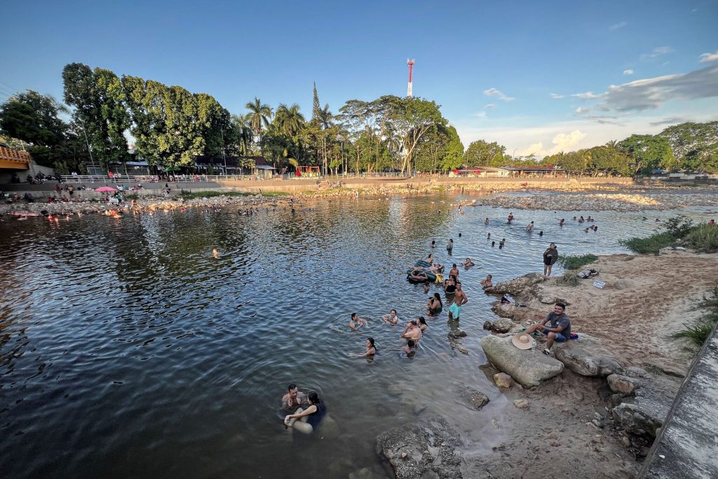 Domingo en el río Humadea, septiembre de 2024. Decenas de personas disfrutan del afluente que Marlen Arévalo y Édgar Cruz defienden. Foto: Natalia Pedraza Bravo.