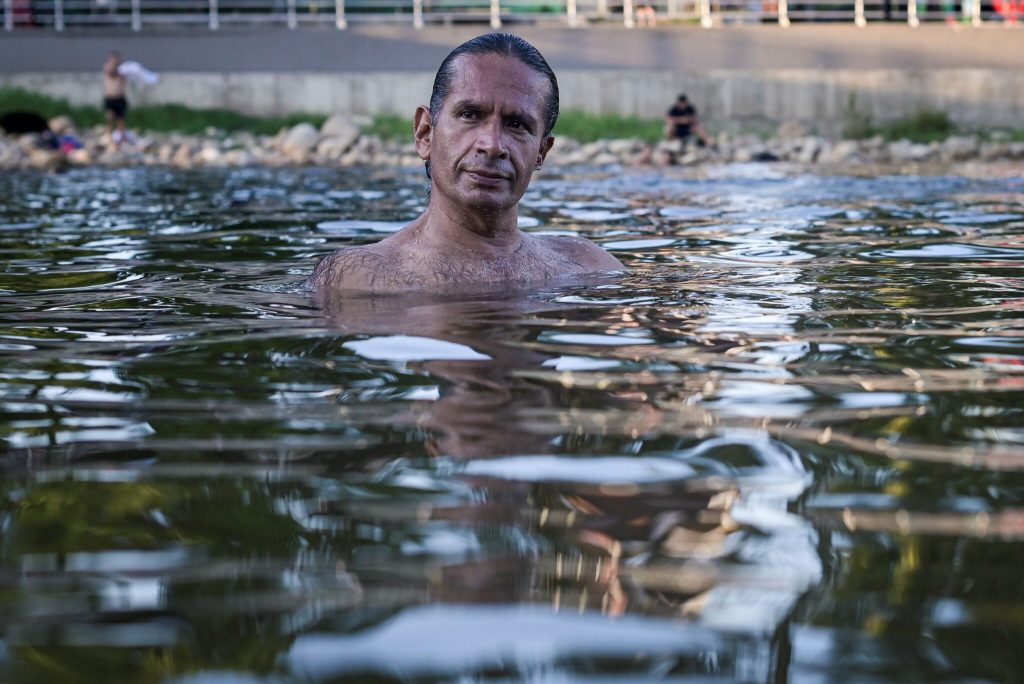 Édgar Cruz, sumergido en las aguas del Río Humadea, en el departamento del Meta, en septiembre de 2024. Foto: Natalia Pedraza Bravo.