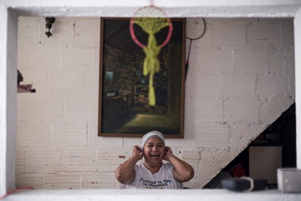 Marlén ajusta su turbante en su casa en el departamento del Meta, antes de salir a ordeñar las cabras junto a su esposo Édgar. Foto: Natalia Pedraza Bravo.