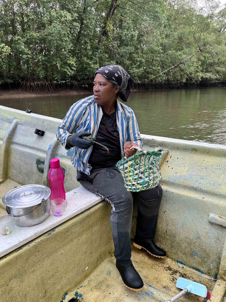El cobador -la pequeña vara de metal que Libia sostiene en su mano derecha en la imagen- es una herramienta que ayuda a las mujeres a encontrar más fácilmente las piangüas dentro del barro. Foto: Laila Abu Shihab Vergara