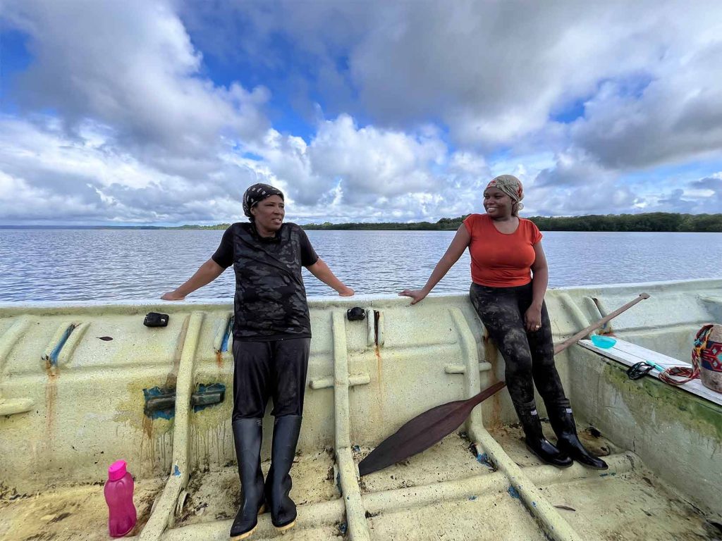 Aunque el Ministerio de Ambiente calcula que en Colombia hay 11.328 piangüeras, las mujeres dicen que el subregistro es grande y son muchas más. Solamente en la comunidad de La Plata, donde viven cerca de 70 familias, hay censadas 114 piangüeras. Foto: Laila Abu Shihab Vergara