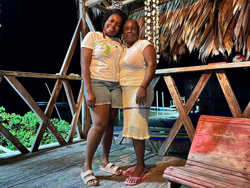 Matilde Mosquera -a la izquierda- y Aura Nelly Díaz -a la derecha- representan a dos generaciones de piangüeras que son inspiración para la comunidad de La Plata. Foto: Laila Abu Shihab Vergara