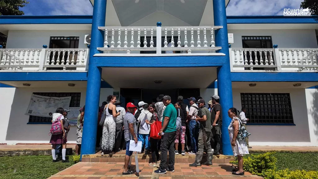 Personas afectadas por inundaciones en el municipio de El Dorado esperan ayuda humanitaria. Foto: Simón Zapata Alzate