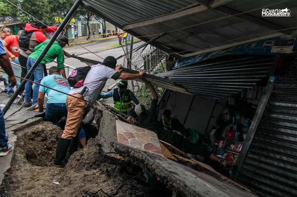 Desde 2020, la comunidad venía alertando sobre la socavación provocada por el Caño Parrado en el puente de Villa Julia, centro de Villavicencio. Foto: Camilo Rey.