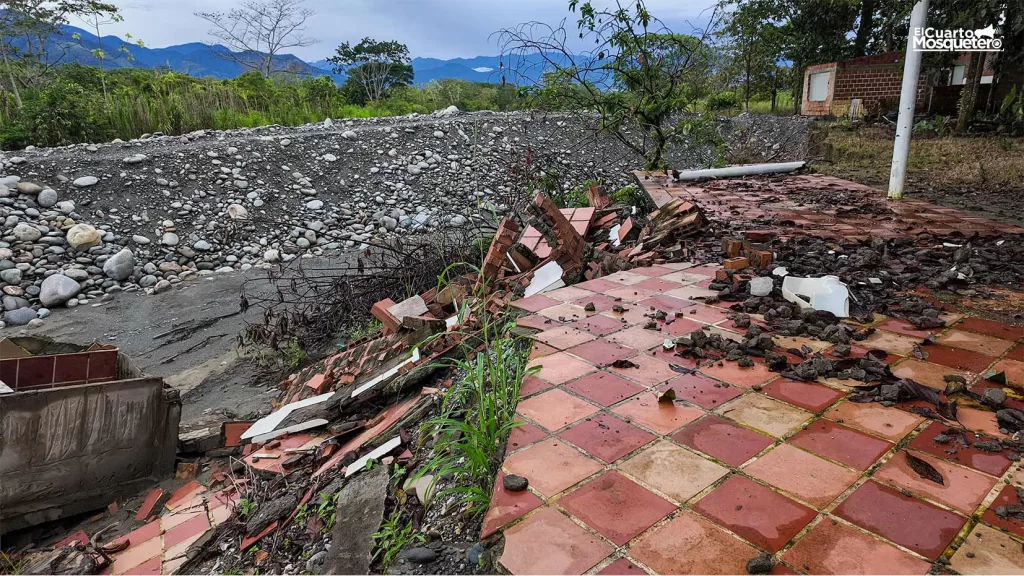 Jarillón construido al lado de la casa de Mercedes Ocampo, tía de Marisol Giraldo, para que el trasvase del río Ariari no llegue hasta la casa de Marisol. Foto: Simón Zapata Alzate