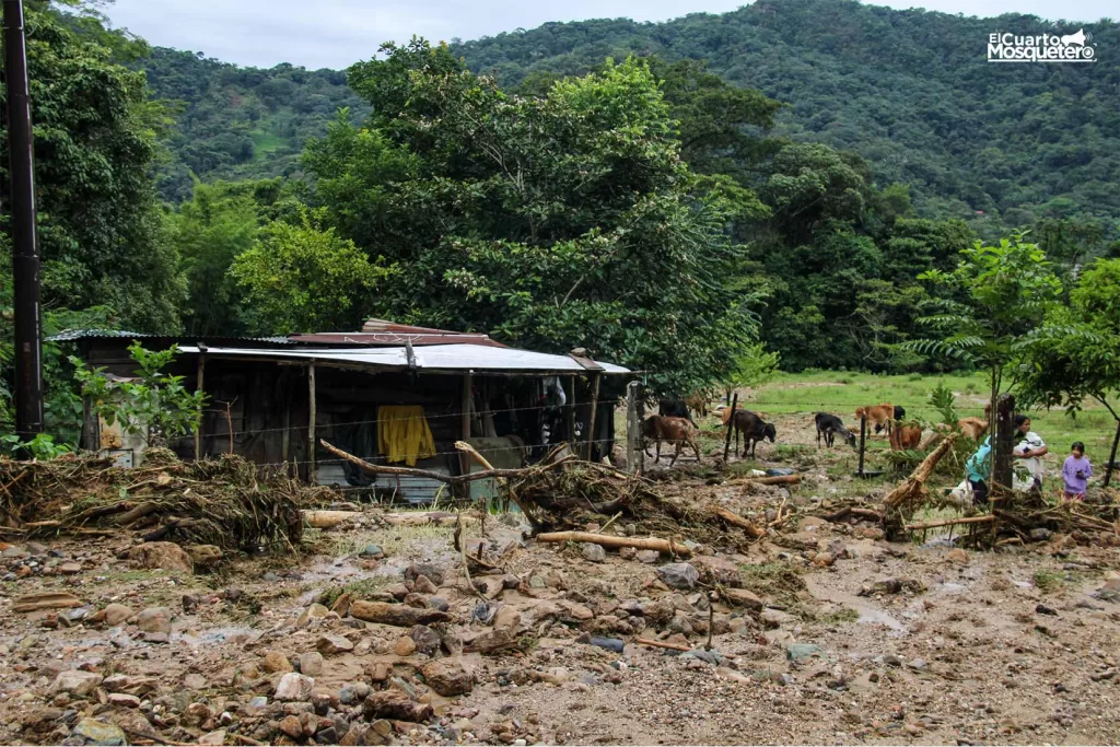 Las veredas de Villavicencio también se ven afectadas por la falta de prevención de riesgo por inundaciones. Foto: Camilo Rey.