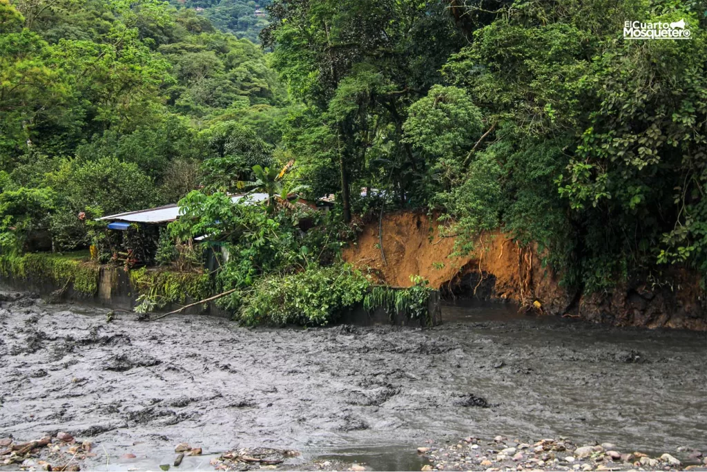 Muro de contención completamente socavado en la vereda La Argentina, de Villavicencio. Foto: Camilo Rey