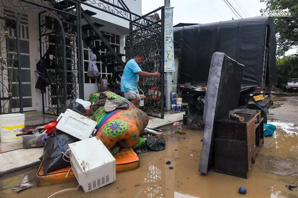 Inundación en el barrio Doña Luz, comuna 5 de Villavicencio, el primero de julio de 2025. Foto: Simón Zapata Alzate