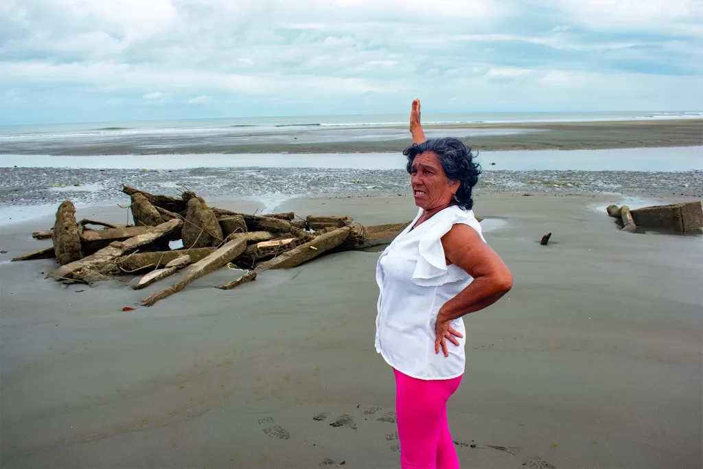 Elisa Paredes indica la dirección en la que quedaba su casa, hoy bajo el agua. Fotografía: Manuel José Cárdenas Martínez.