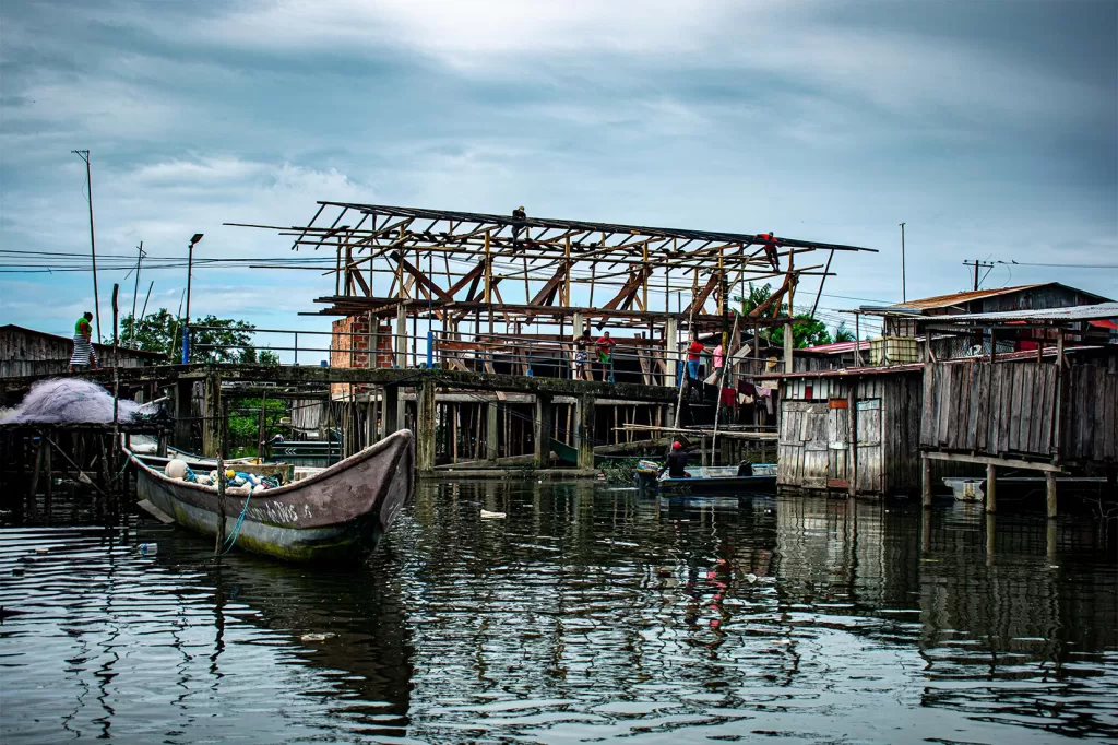 Junto a las típicas construcciones de madera se alzan ya construcciones de concreto y ladrillo tras la cara frontal de Bazán. Fotografía: Manuel José Cárdenas Martínez.