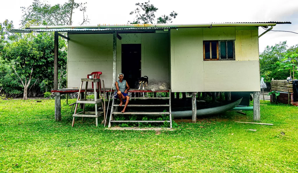 Boris Reina y su mascota en el portón de la nueva vivienda. Fotografía: Manuel José Cárdenas Martínez.