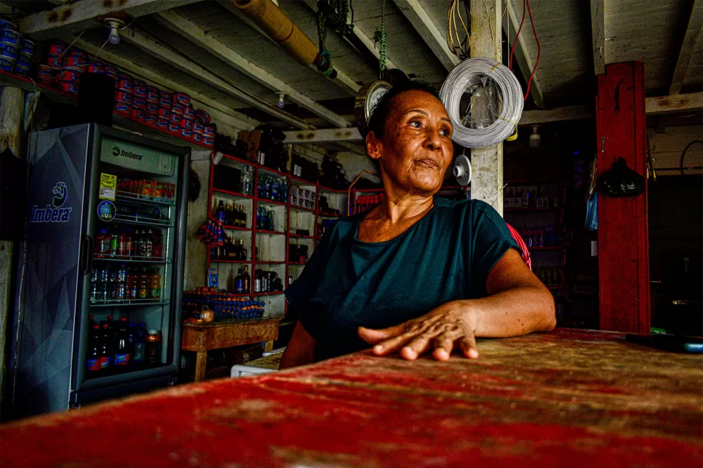 Marina Hurtado, tras el mostrador de su tienda, que tuvo que reubicarse por cuenta de la erosión. Fotografía: Manuel José Cárdenas Martínez.