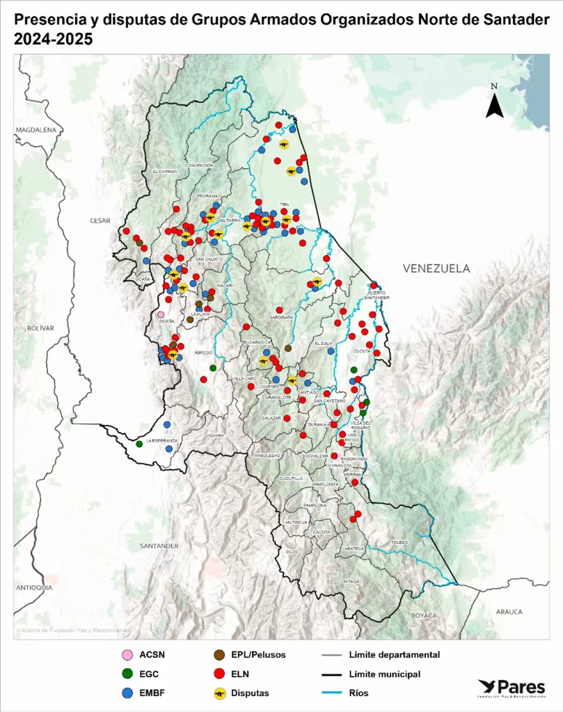 En Cúcuta , “la desigual distribución urbana ha generado territorios fragmentados que concentran pobreza y exclusión", explica Miguel Morffe, docente investigador de la Universidad Simón Bolívar de Cúcuta. “Esta estructura facilita el control de Grupos Armados Organizados al Margen de la Ley (GAOML) y Grupos Delictivos Organizados (GDO), que instrumentalizan a la población migrante, especialmente a niños y adolescentes, en dinámicas de reclutamiento y economías ilegales”.
Las comunas 6, 7 y 8, ubicadas cerca del anillo vial occidental, son focos de vulnerabilidad y violencia, agravados por el conflicto que se extiende desde el Catatumbo. 
Patricia, una madre venezolana de 36 años que reside en uno de los barrios de la comuna 8, cuenta cómo hombres fuertemente armados intentaron ingresar a la escuela de su hijo a finales de agosto. El grupo pretendía dar una “charla” y repartir panfletos durante la jornada escolar de los estudiantes de bachillerato (adolescentes), pero los docentes se opusieron e impidieron su entrada a las aulas de la institución ubicada en La Fortaleza, otro asentamiento contiguo a donde reside. 
“Varios hombres vestidos con chalecos negros, rostros cubiertos y armados con fusiles rodearon todo el colegio Padre Arturo Zárate”, recuerda Patricia. 
El grupo “reclamaba” que en visitas anteriores tampoco se les había permitido entregar panfletos ni hablar con los jóvenes. 
“Sentí miedo. Ya ni siquiera sabemos si es seguro mandar a los hijos al colegio, todo parece una amenaza, incluso posibles intentos de reclutamiento”, comentó la madre.
El  testimonio de Patricia confirma la vigencia de las alertas contenidas en el informe Atrapados en las redes del conflicto: aumento del reclutamiento de niñas y niños (junio/ 2025) del Alto Comisionado de los Derechos Humanos, que advierten sobre el uso de los centros educativos para acciones como alojarse, atacar a miembros de grupos enemigos, atender a personal herido, hacer uso de la energía, organizar reuniones, o desarrollar actividades proselitistas.
Mapeo de confrontaciones y alianzas criminales urbanas
La Fundación Paz y Reconciliación (PARES) en octubre de 2025 identificó la presencia activa de tres grupos armados en Norte de Santander: el Ejército Gaitanista de Colombia (EGC), el ELN y el Estado Mayor de Bloques y Frentes (EMBF), siendo estos dos últimos los de mayor influencia y capacidad de control territorial.
Además, esta oenegé ha identificado al menos 42 grupos delictivos operando en Cúcuta, que en algunos casos establecen alianzas con grupos armados, conformando así un entramado criminal marcado por la fragmentación territorial y disputas constantes por el control de economías ilícitas. 
Entre las estructuras más destacadas se encuentran: La Familia P (Los Porras), organización local con fuerte arraigo y control en varias comunas. Los Manzaneros: nacidos de la fusión entre AK-47 y el Tren de Aragua, con creciente capacidad operativa y Los Mexicanos: una de las redes más consolidadas, con presencia estratégica en el anillo vial occidental y sofisticación logística.