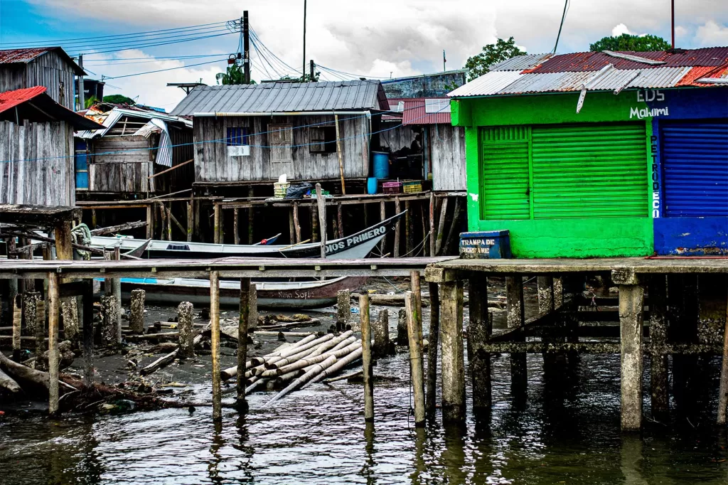 Las edificaciones costeras de Bazán, soportadas en palafitos o columnas de cemento, buscando rehuir el nivel más alto de la marea. Fotografía: Manuel José Cárdenas Martínez.