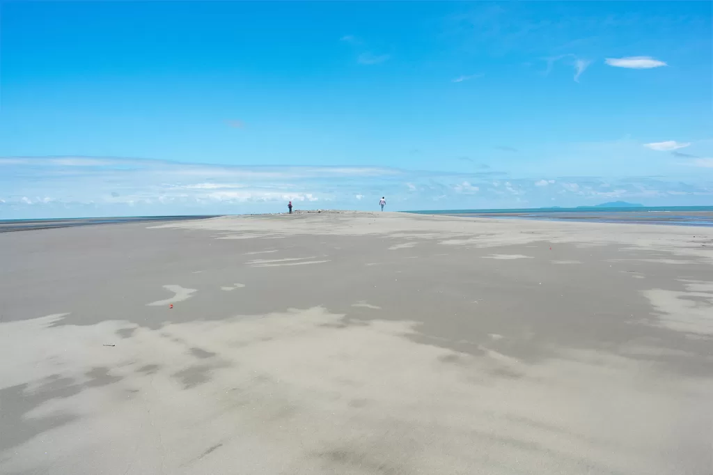 Décadas atrás, esta explanada era un caserío llamado Bola de Oro, semejante a lo que hoy es Amarales, Mulatos o Bazán. A raíz de la erosión costera, ahora sólo hace parte de la memoria colectiva de las comunidades aledañas. Fotografía: Manuel José Cárdenas Martínez.