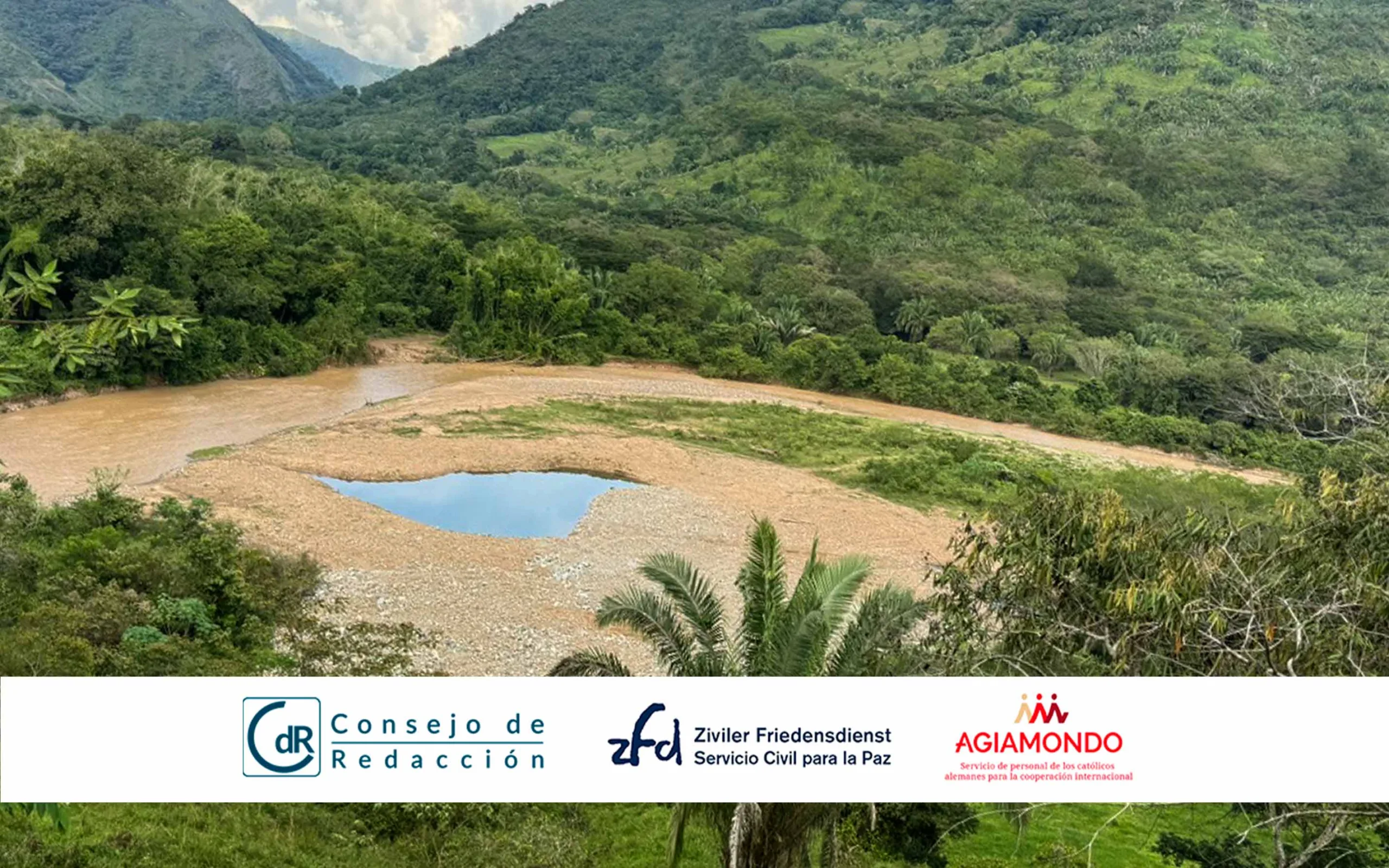 Vista panorámica de uno de los frentes de explotación sobre el río Saldaña. Los montículos de material extraído y las charcas de agua contaminada contrastan con los potreros verdes del fondo, donde carpas improvisadas alojan a trabajadores llegados de otras regiones del país.