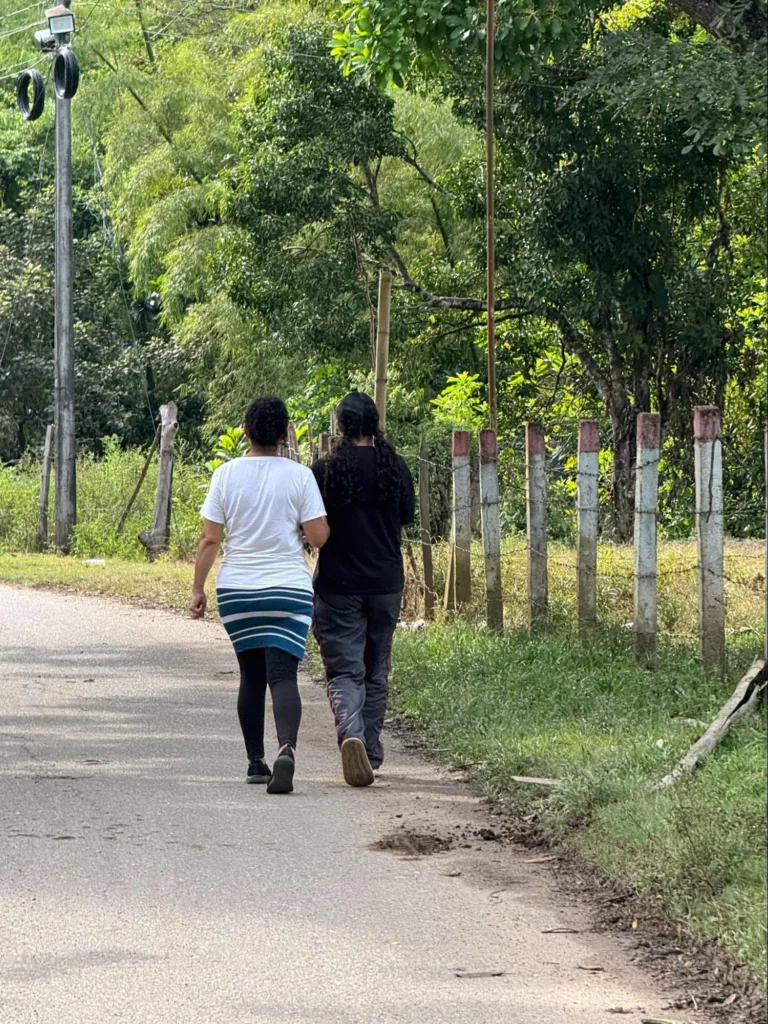 Habitantes de una vereda de Ataco transitan por una carretera rural del municipio. En un territorio donde el silencio es una forma de sobrevivir, la vida cotidiana continúa su curso mientras la minería ilegal transforma el paisaje y las dinámicas sociales a pocas horas de camino.